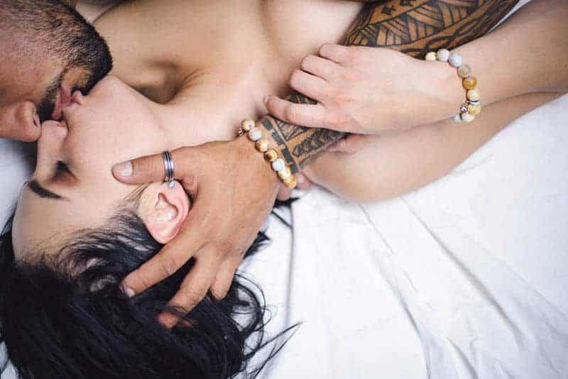 8 måter du kan ødelegge en manns interesse på uten å være klar over det Paar romantische Küsse im Schlafzimmer