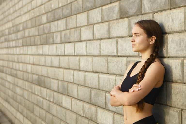 junges hübsches Mädchen nach dem Training