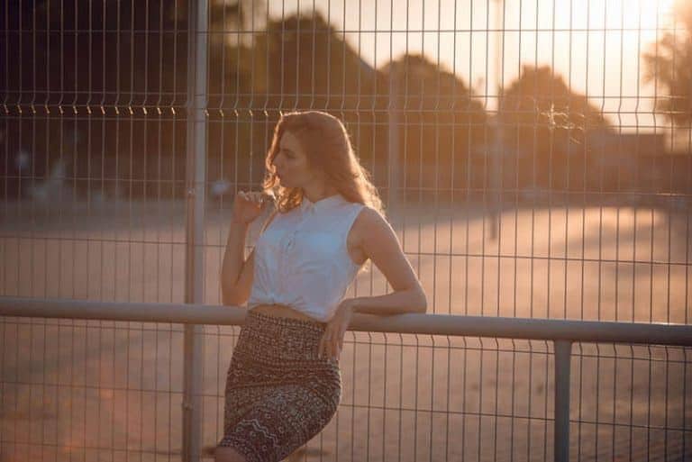ein junges hübsches Mädchen auf einem Basketballplatz