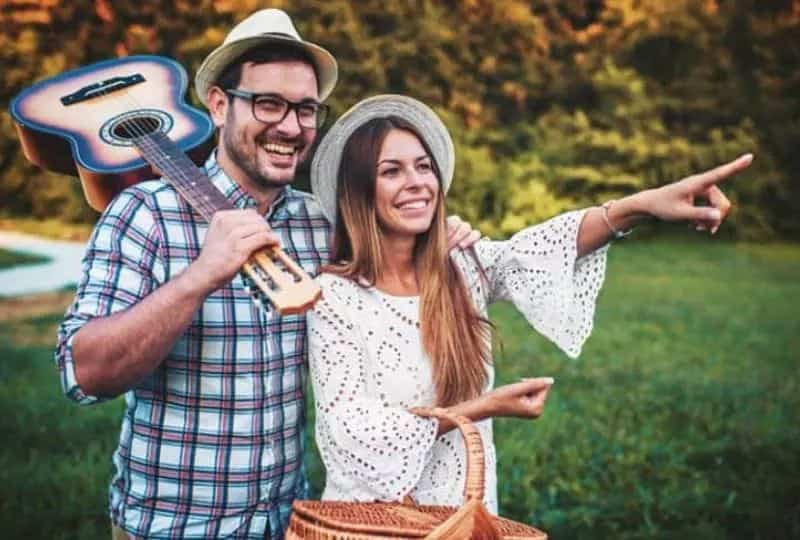 junges-Paar-auf-einem-Picknick(1)