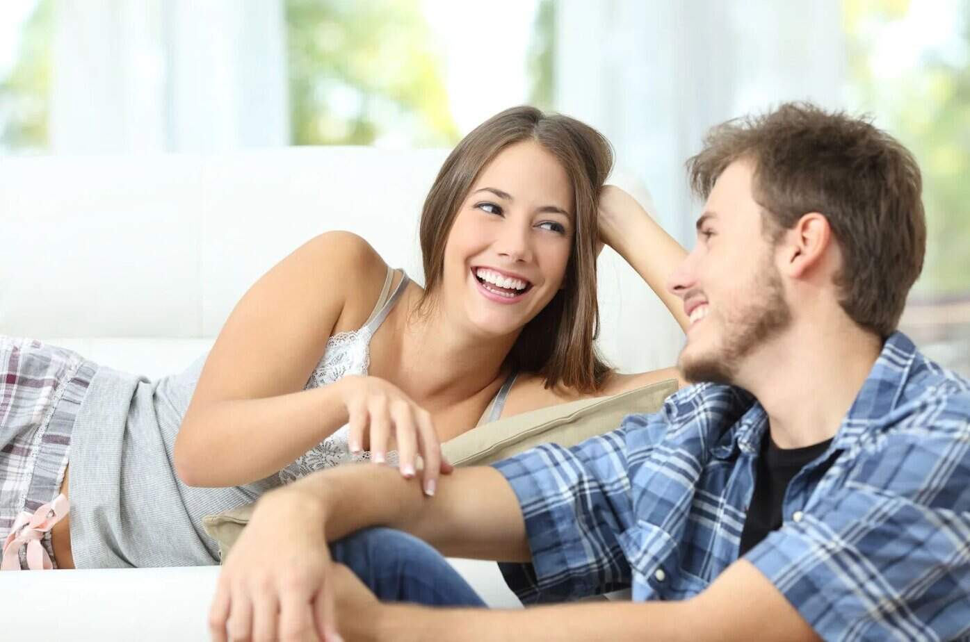 romantisches Paar im Gespraech