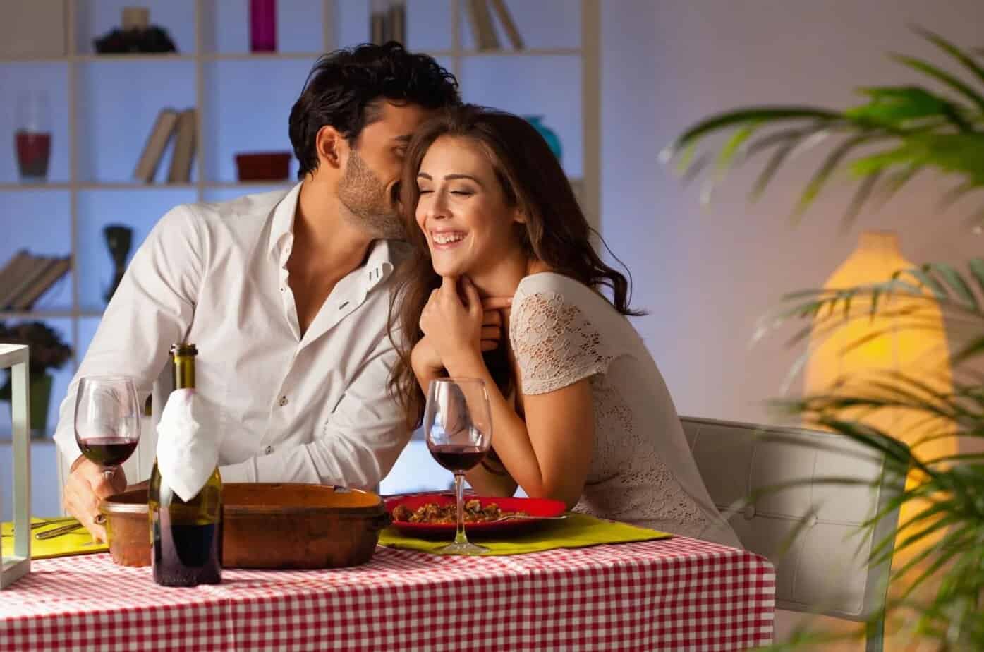 Mann fluestert Frau zu