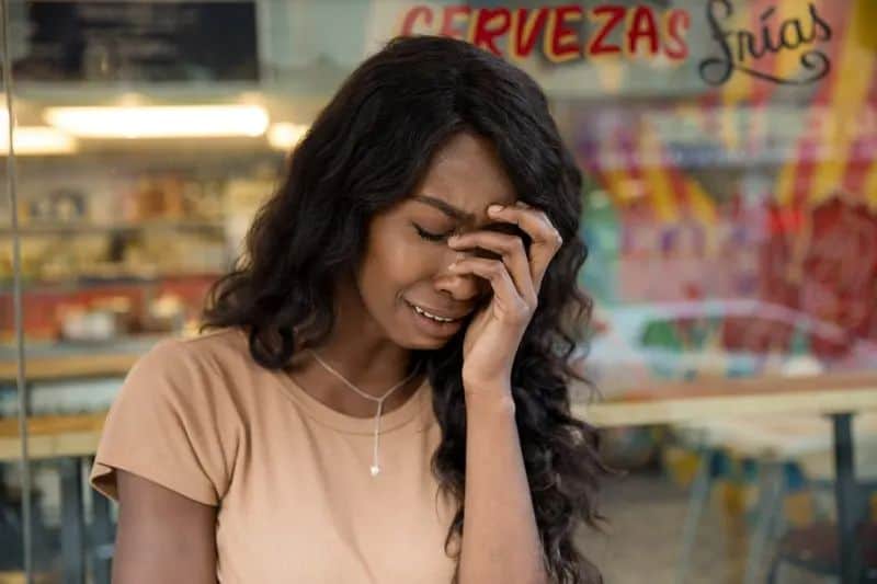 ein trauriges Mädchen, das vor dem Laden weint