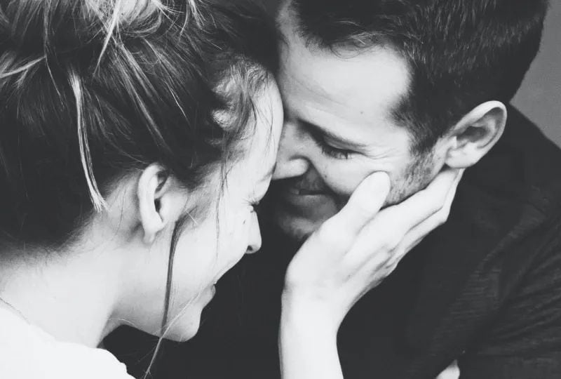 ein paar lachen und streicheln