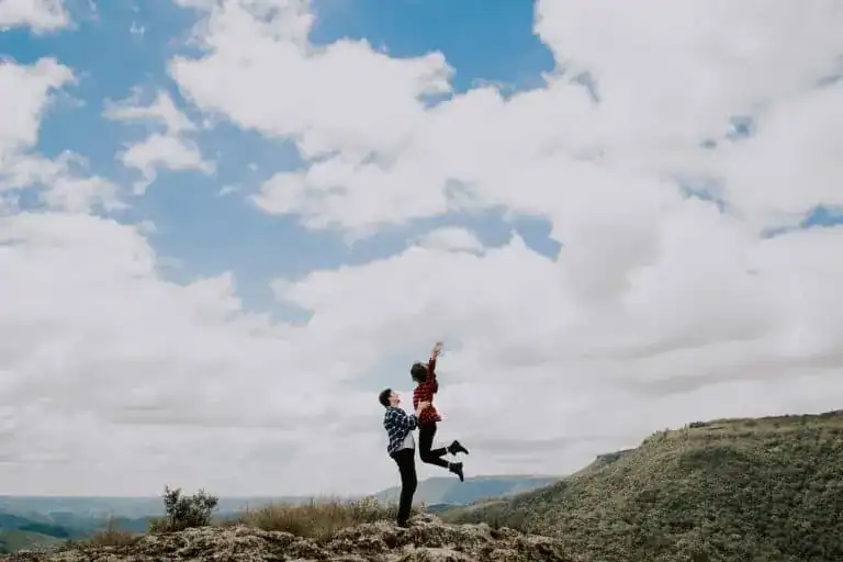 Ein Paar klettert auf einen Berg