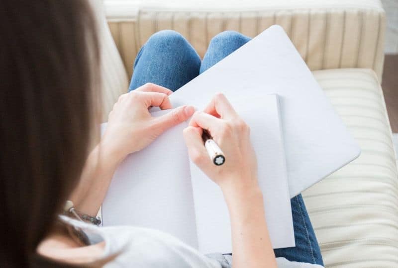 Et brev til mannen som kjemien var så utrolig god med Frau schreibt auf weißem Papier