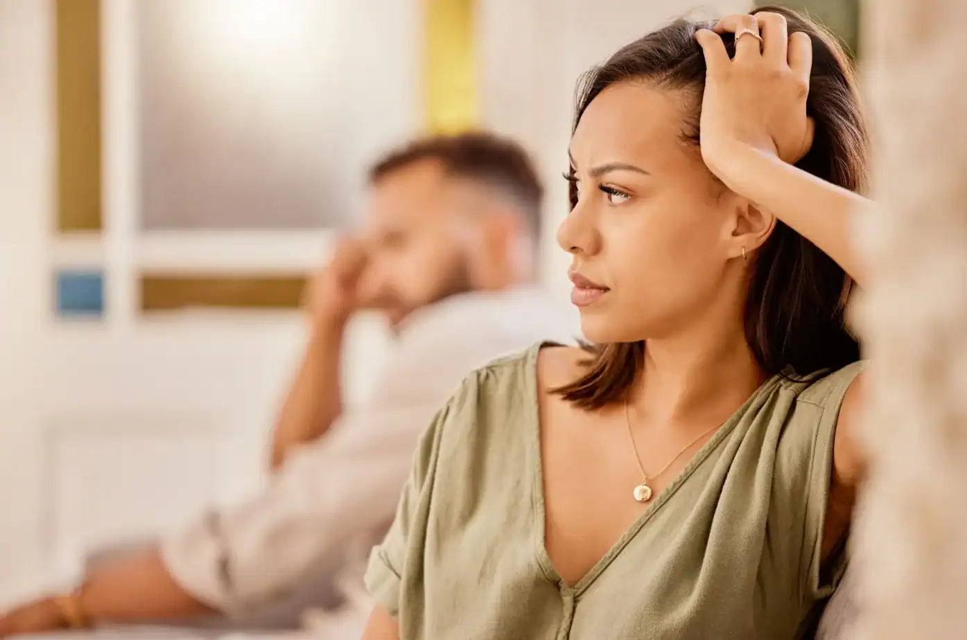 Frau wuetend auf Mann