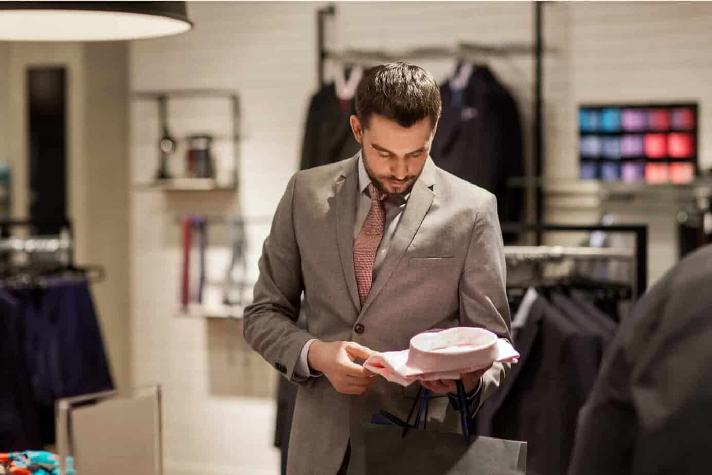 ein gutaussehender Mann beim Einkaufen