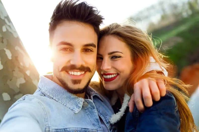 Ein Paar umarmt sich und macht Fotos