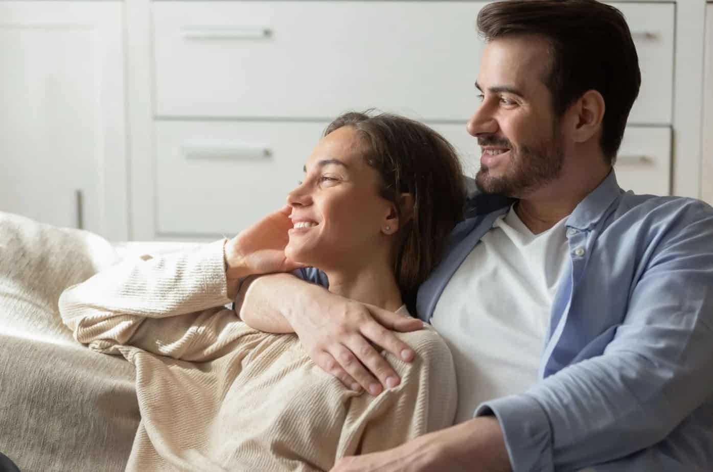 paar geniesst zweisamkeit