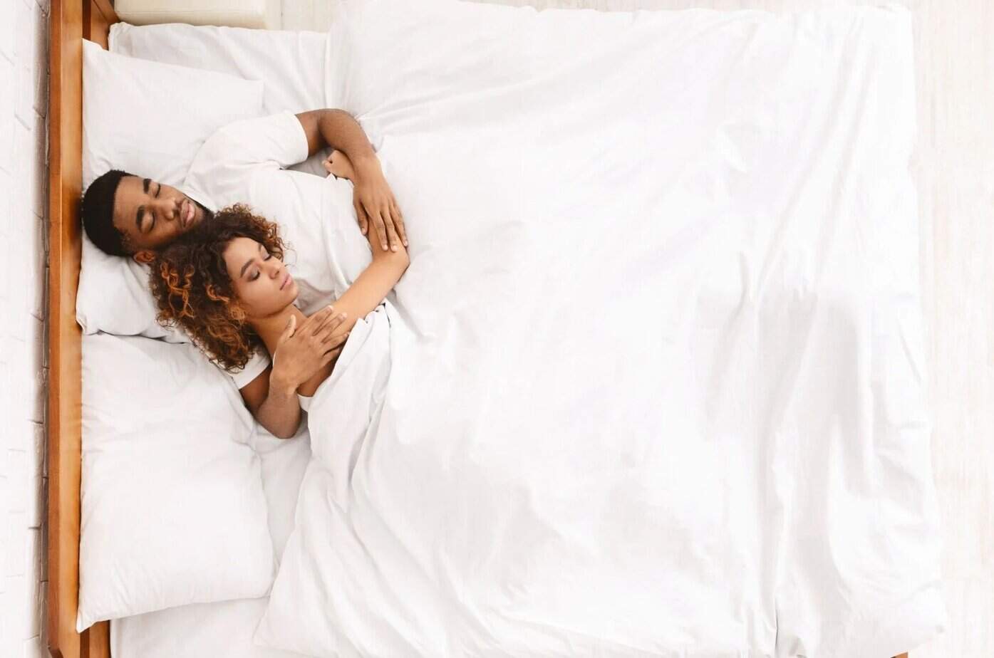 frau mit kopf auf der brust ihres freundes