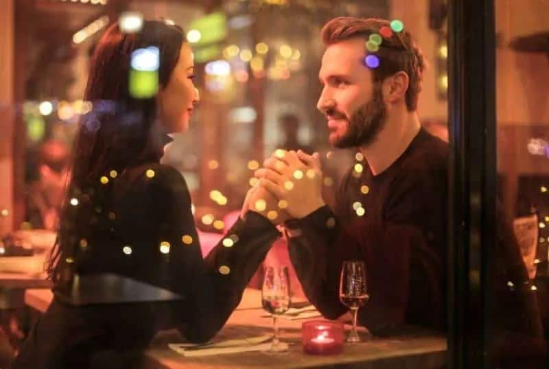 romantisches Paar sitzt im Restaurant