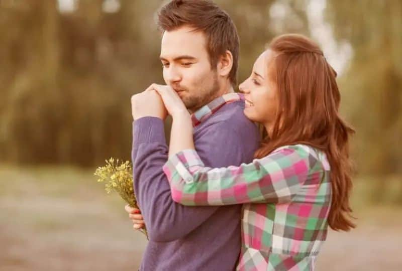 Hvis han gjør disse fem tingene, er han faktisk en manipulator ein-Mann-der-die-Hand-eines-Mädchens-küsst