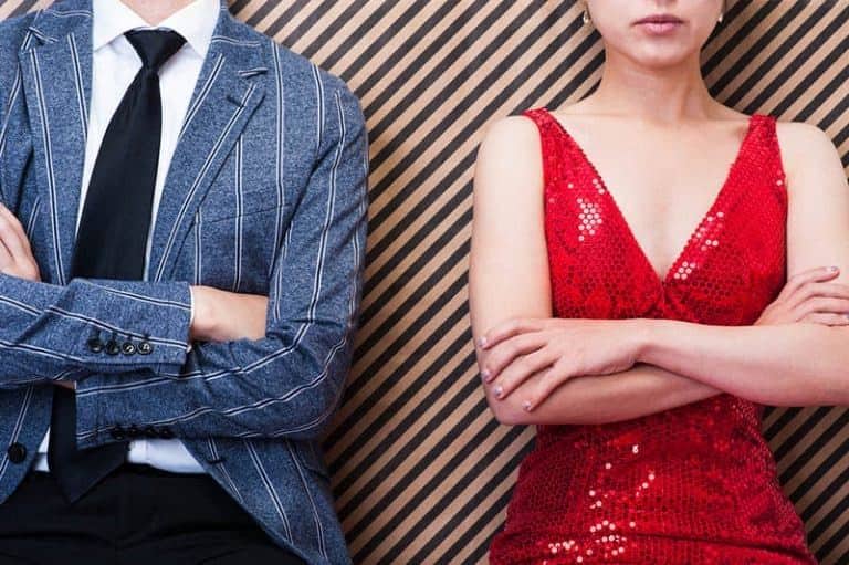 ein Mädchen in einem roten Kleid und ein Mann in einem Anzug