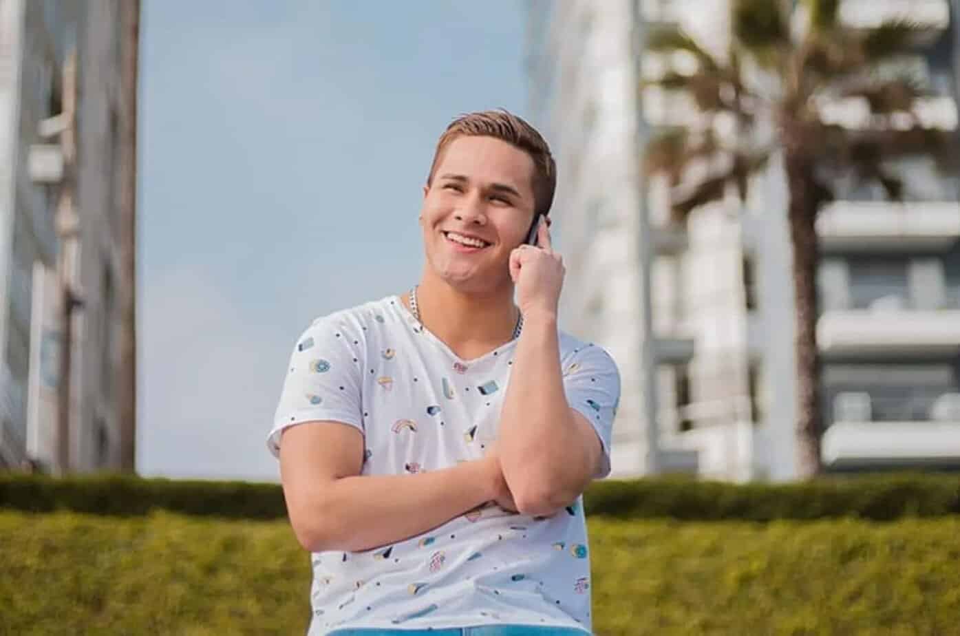 Mann der am Telefon spricht1