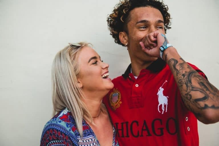 zwei junge Leute lachen