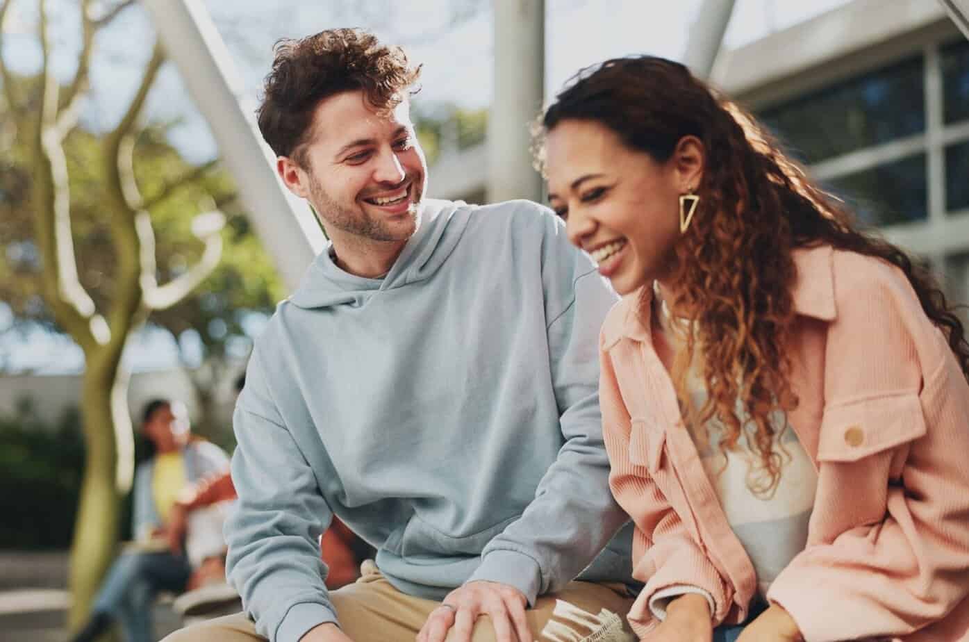 paar lacht und ist gluecklich