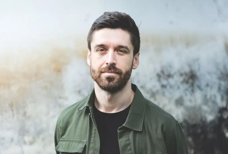 ein Mann, der in der Natur posiert