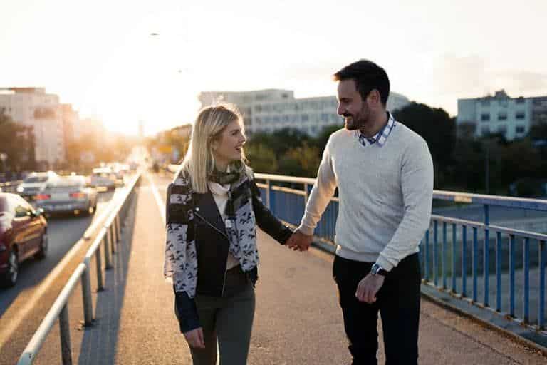 ein paar gehen auf einer brücke