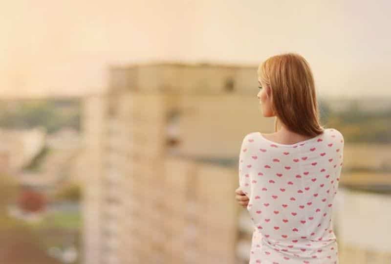 ein einsames Mädchen mit dem Rücken gedreht