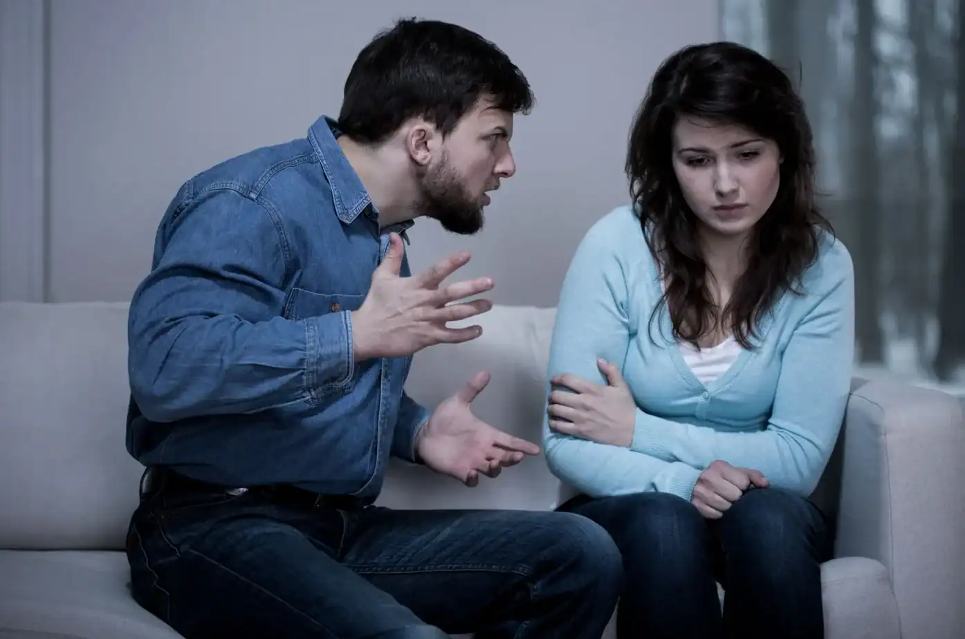 Hvis han gjør det, er han en voldsutøver Mann beleidigt eine Frau