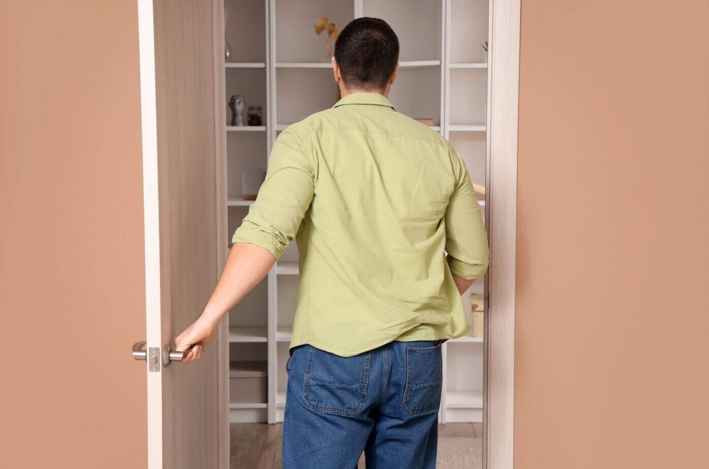 Hvis han gjør det, er han en voldsutøver Mann schliesst eine Tuer