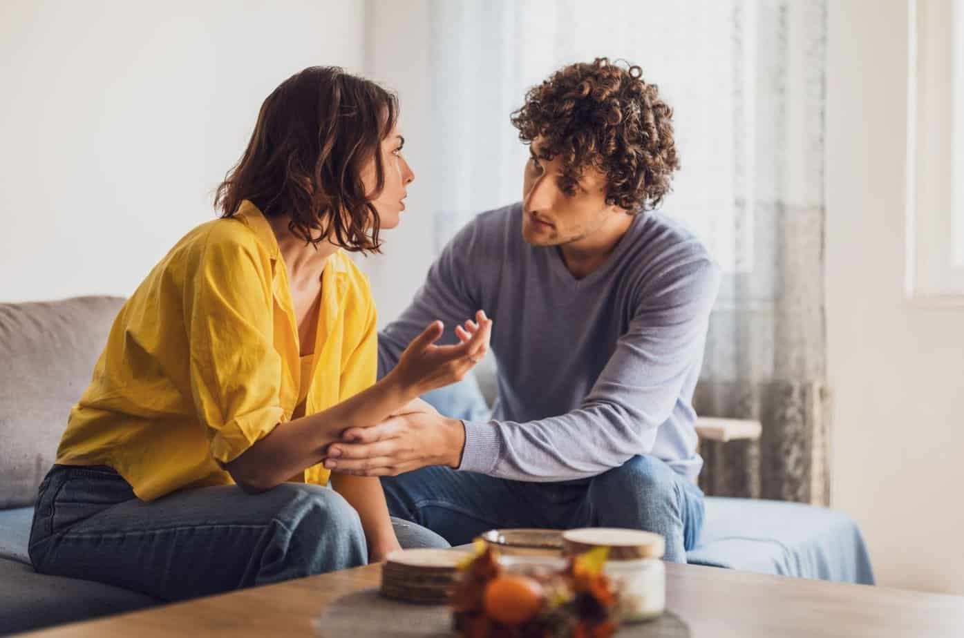 Når en empat elsker en narsissist: 15 faser mellom kjærlighet, smerte og oppvåkning paar redet auf dem sofa