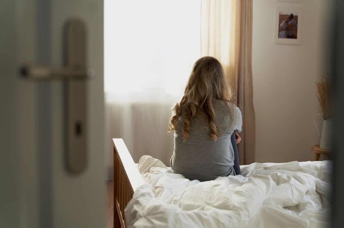 Når en empat elsker en narsissist: 15 faser mellom kjærlighet, smerte og oppvåkning frau alleine auf bett