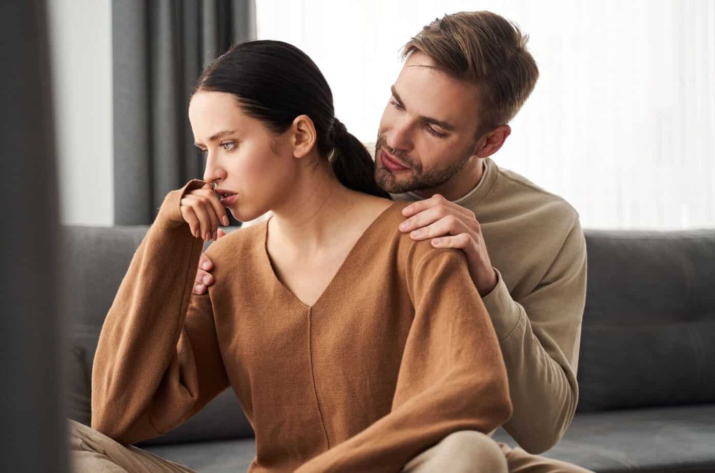 Når en empat elsker en narsissist: 15 faser mellom kjærlighet, smerte og oppvåkning Mann redet mit Frau