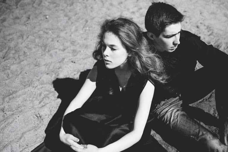 das Mädchen, das dem Mann den Rücken gekehrt hat