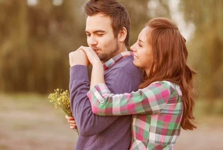 ein Mann, der die Hand eines Mädchens küsst