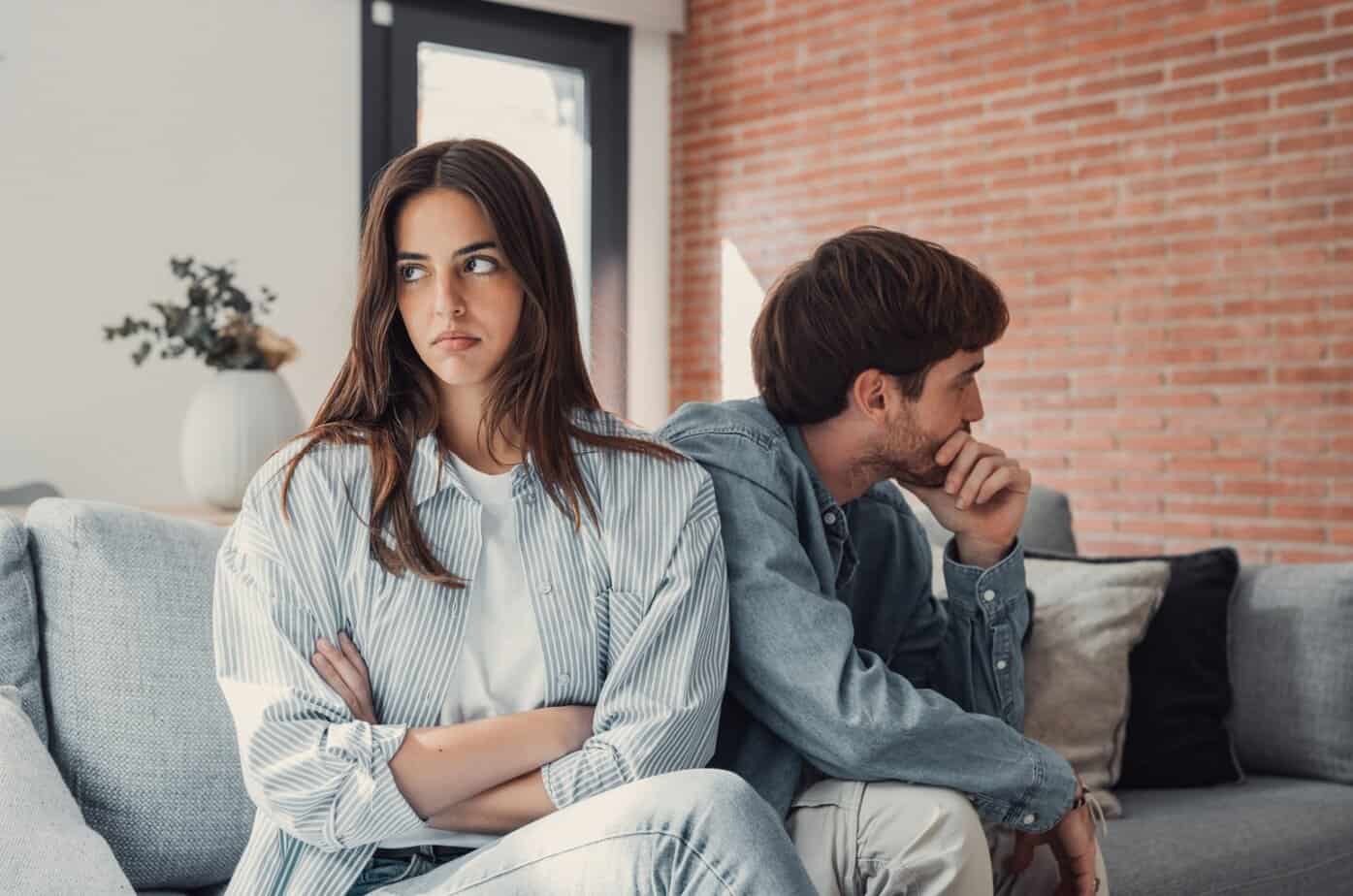 Paar sauer aufeinander