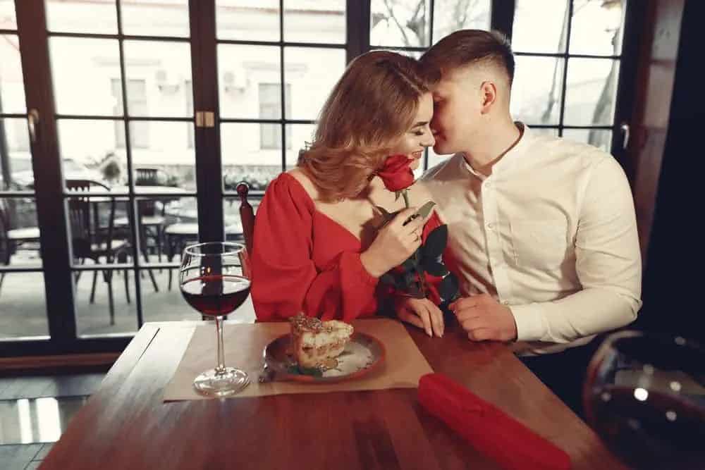 ein junges Liebespaar, das in einem Restaurant sitzt