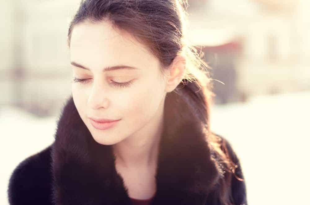 ein Porträt einer schönen traurigen Brünette