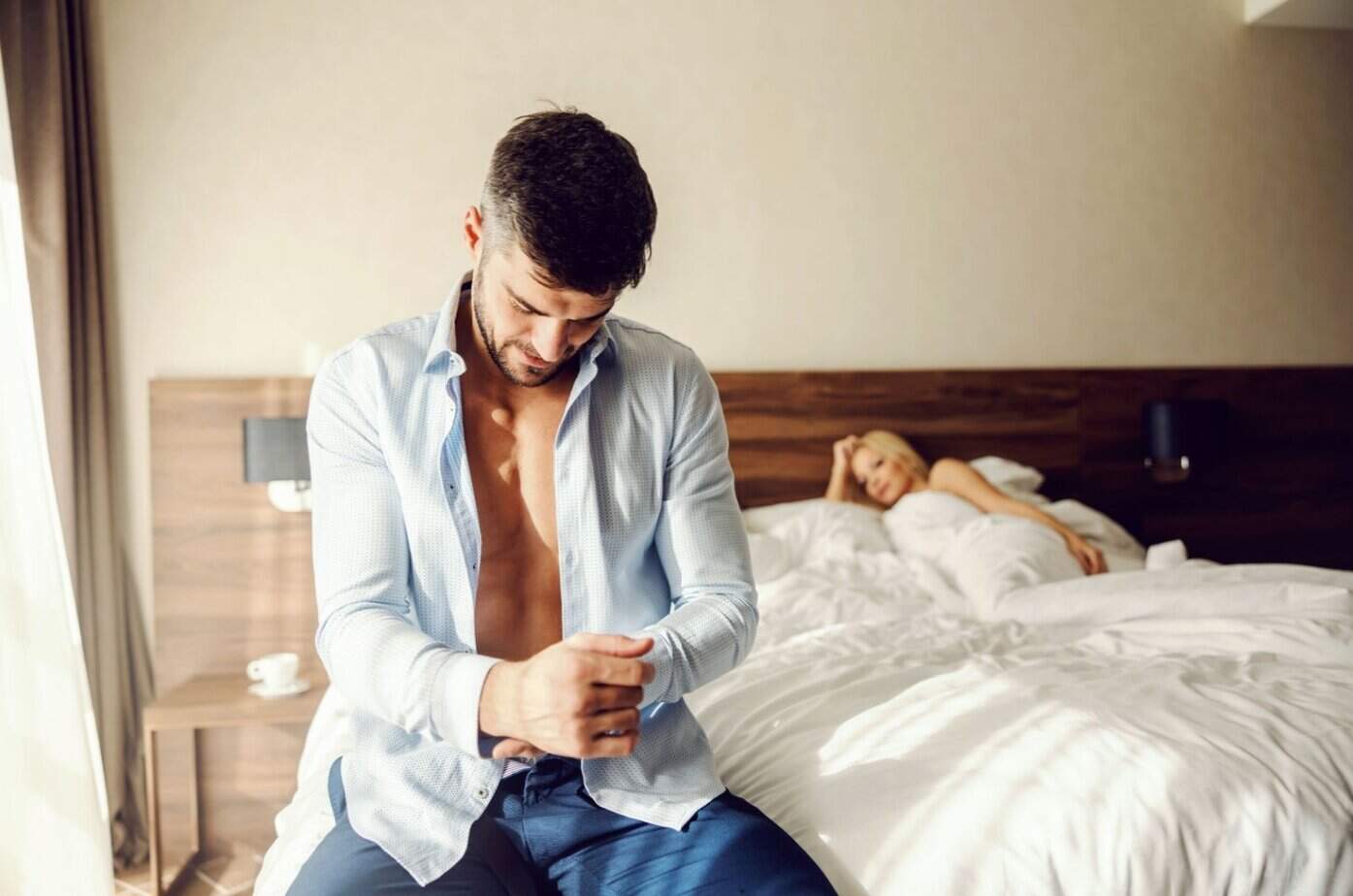 junger mann hat eine affaere