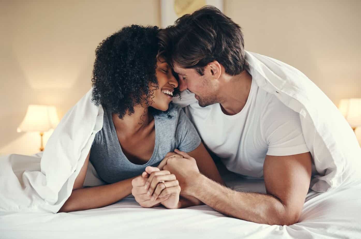 paar kuschelt nach streit