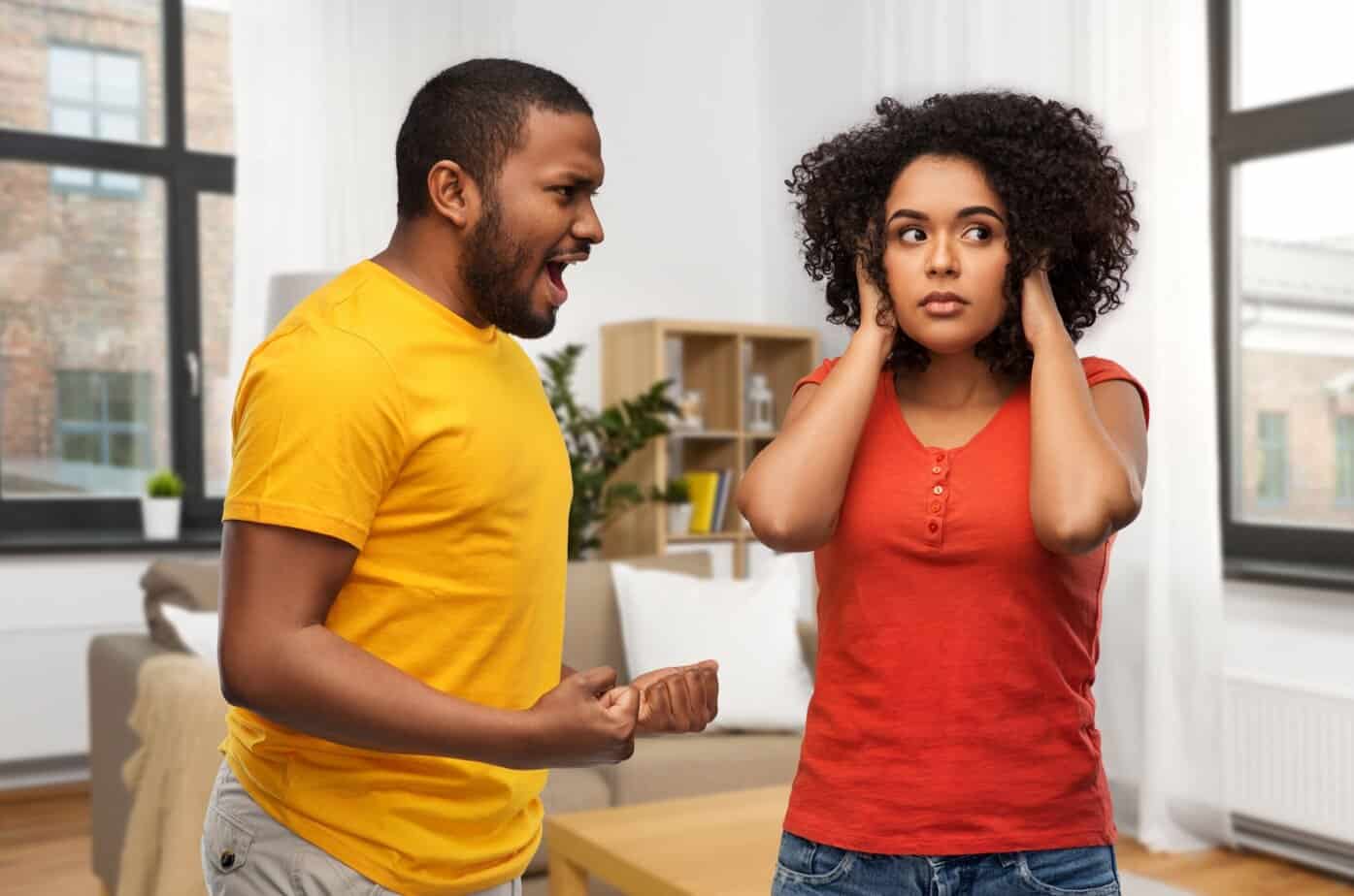 Hvis han gjør det, er han en voldsutøver junges Paar streitet