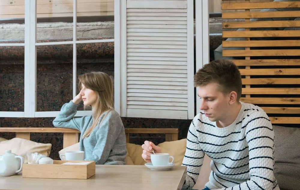 Ein Mann und eine Frau sitzen an einem Tisch und trinken Kaffee