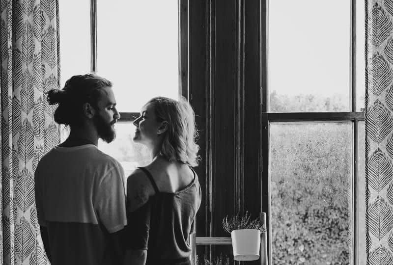 Mann und Frau stehen sich in der Nähe des Fensters gegenüber(2)