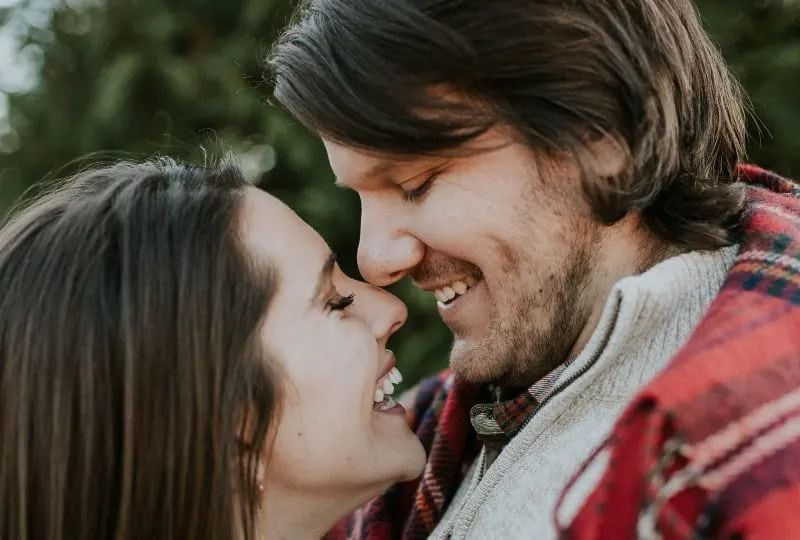 Mann und Frau lachen sich gegenseitig aus