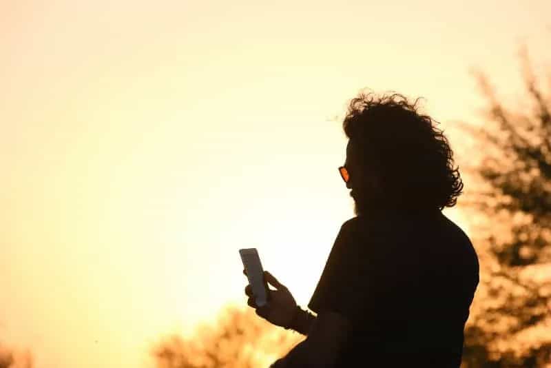 schwarzes Herrenhemd mit Rundhalsausschnitt