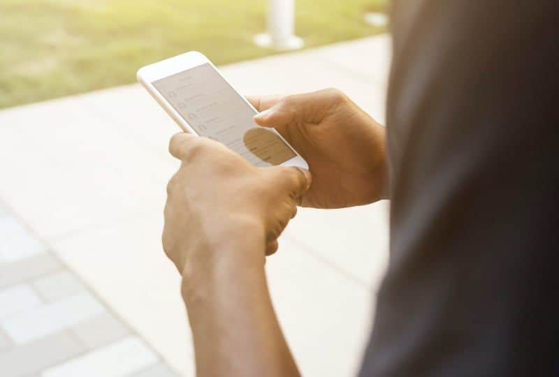 Person, die das iPhone nach 2014 hält(1)