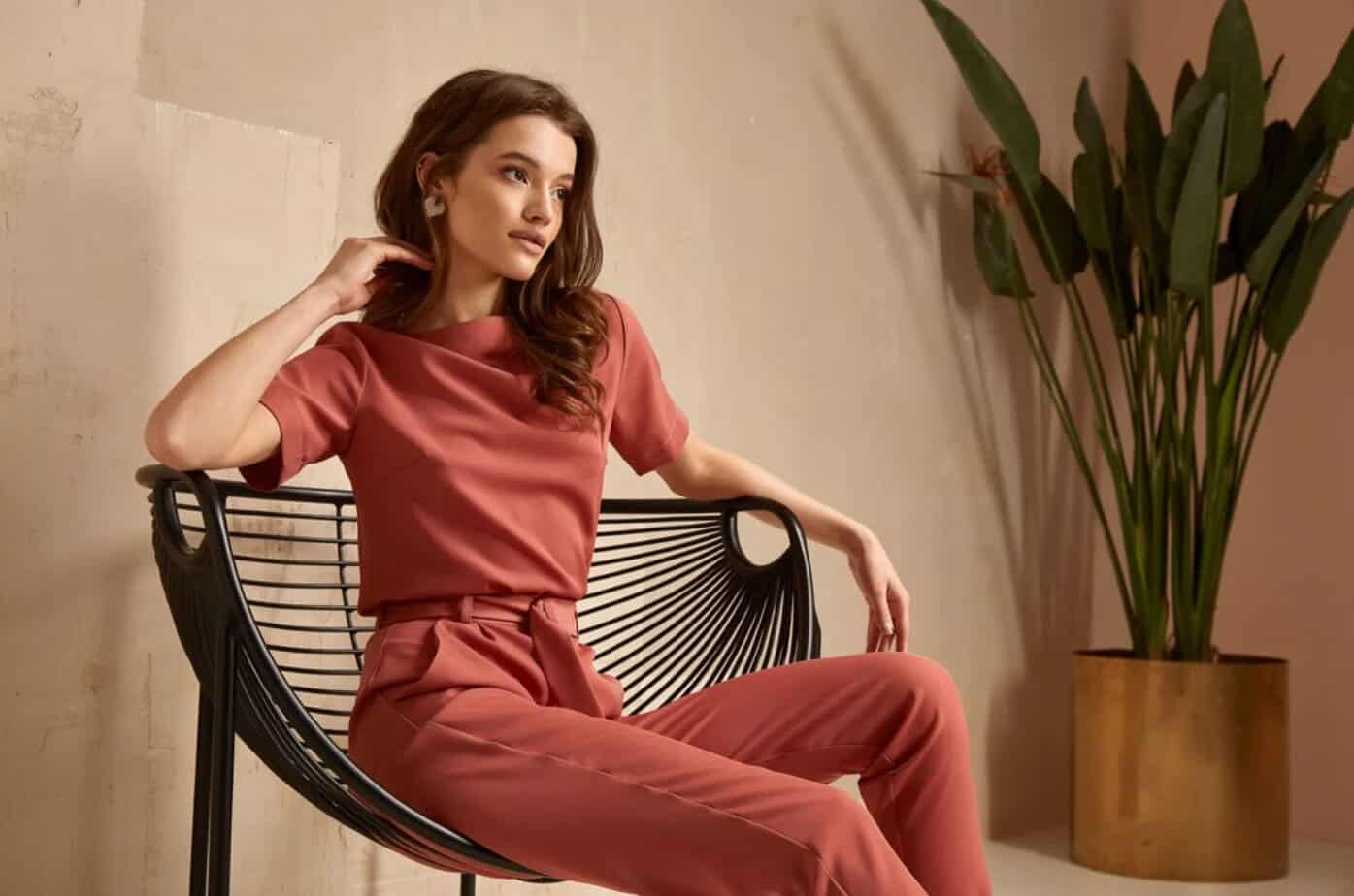 attraktive Frau sitzt im Stuhl