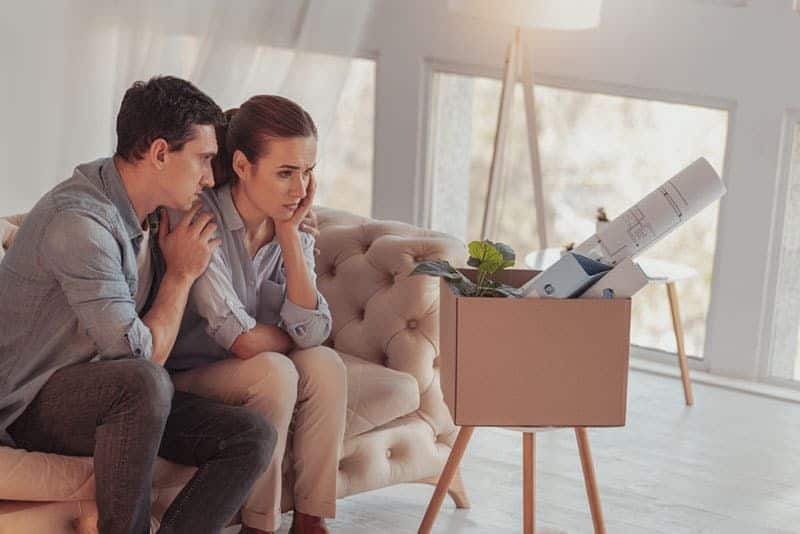 Ein Mann tröstet seine traurige Frau