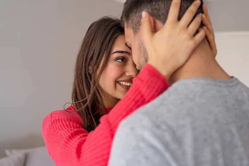 Ein Mann und eine Frau sehen sich in einer Umarmung an