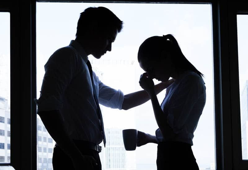 Seitenansicht des Mannes, der Frau zu Hause tröstet