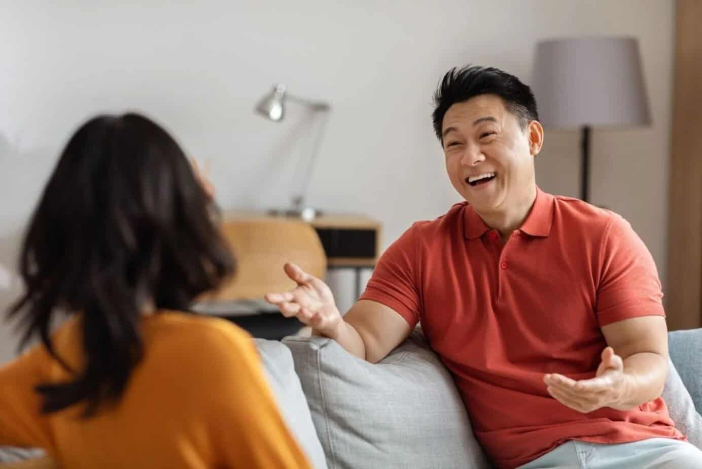 20 unike røde flagg når du dater en eldre mann Ein älterer Mann unterhält sich mit einem Mädchen auf der Couch