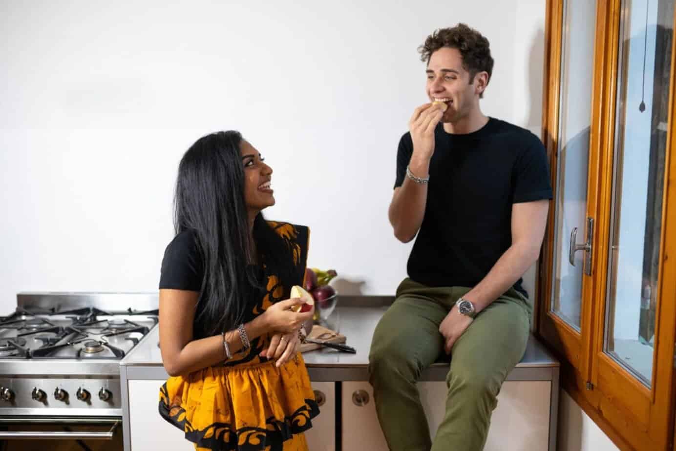 20 unike røde flagg når du dater en eldre mann Ein Mann sitzt in der Küche und unterhält sich mit einer Frau