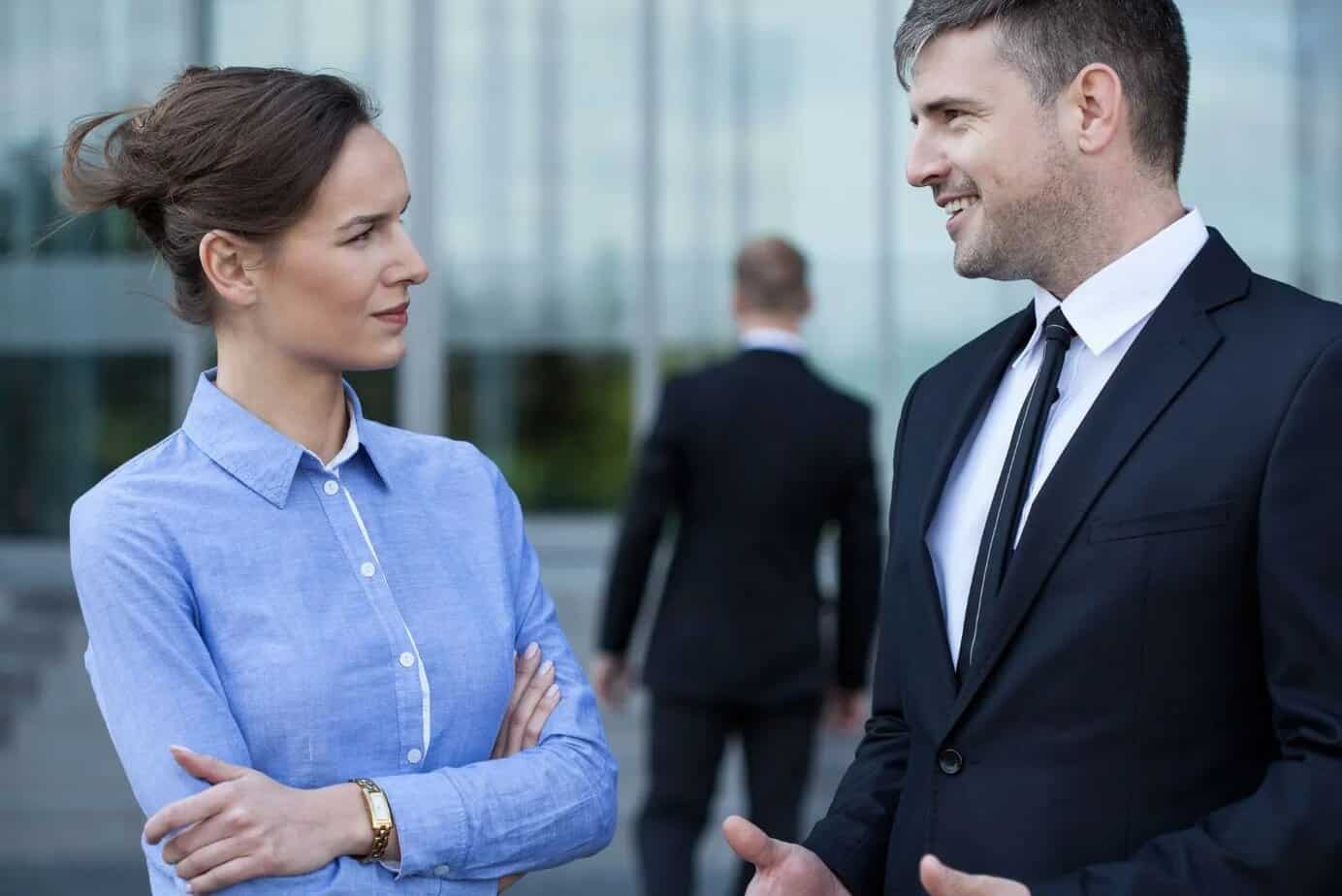 20 unike røde flagg når du dater en eldre mann Ein Mann steht neben einer Frau auf der Straße, während sie sich unterhalten