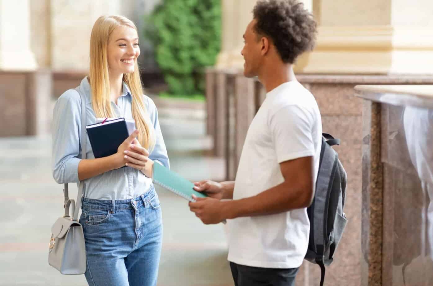 Mann und Mädchen reden